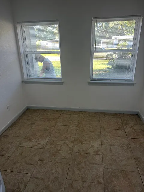 4 bed, 918 sqft, $1,500 — Photo 3