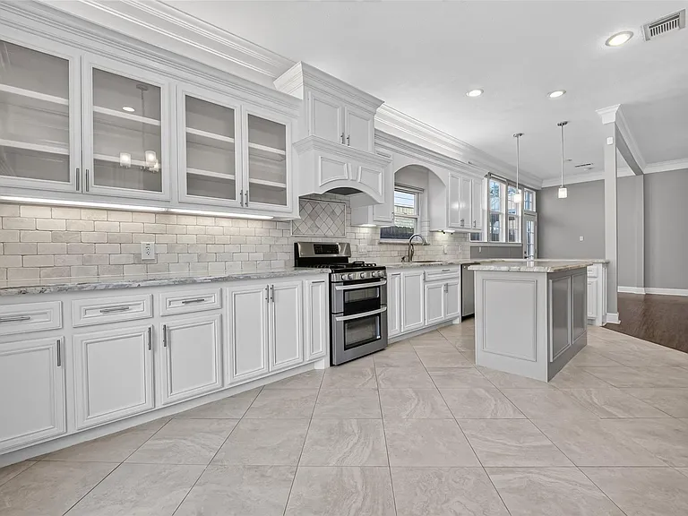 10310 Chevy Chase Dr — Photo 15