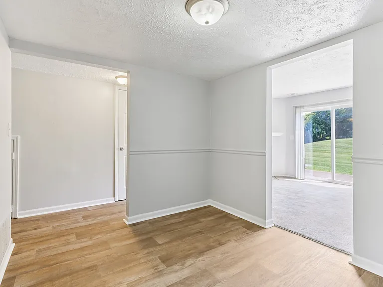 Castleton Manor Apartments — Photo 40