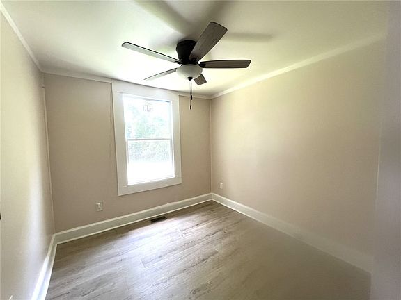 4th image of 114 Shirley St