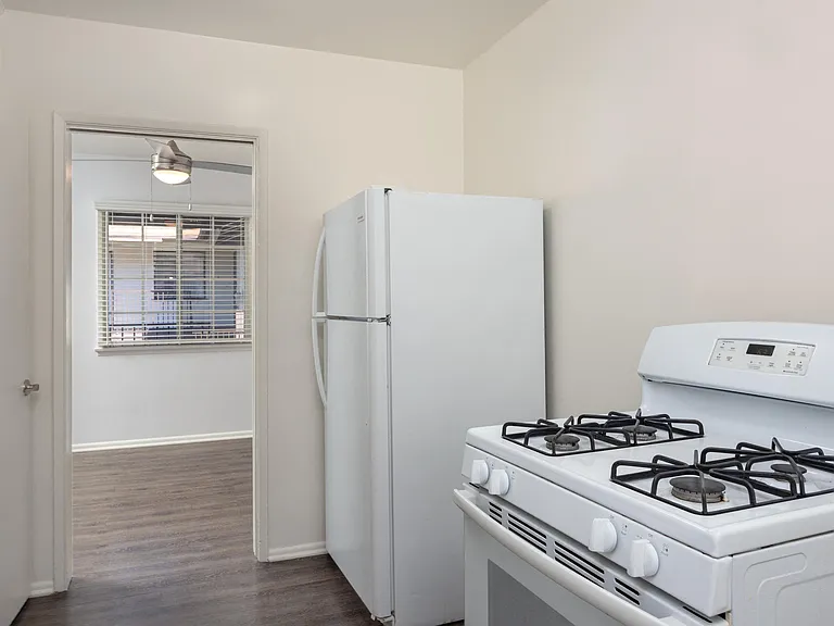 Verdugo Plaza Apartments — Photo 11