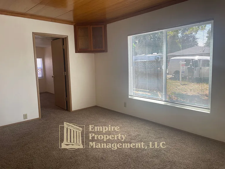 2025 Devos St — Photo 7