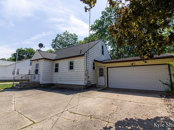3rd image of 126 Garland St SE