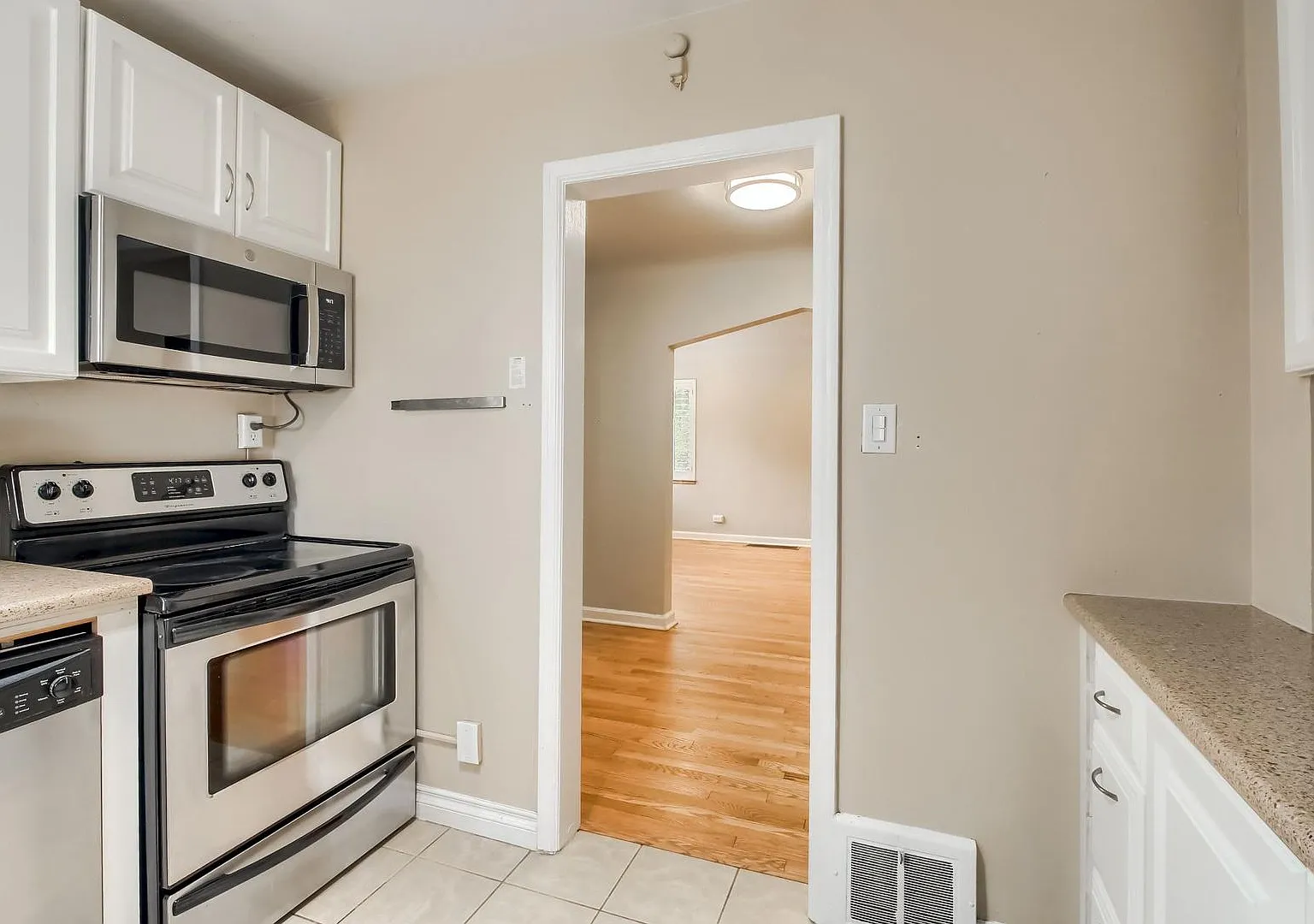 3 Bedroom Bungalow in Montclair near great schools and central location — Photo 4