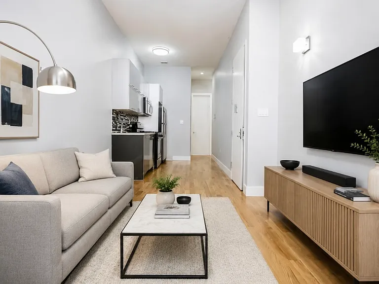323 Melrose St #1L — Photo 1
