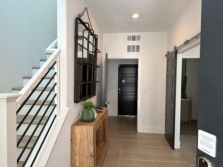562 N Sylmar Ln — Photo 2
