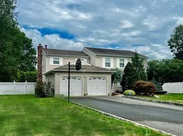 3 Regal Rd, Manalapan, NJ 07726