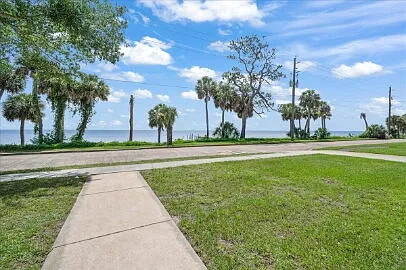 1326 Riverside Dr Photo 1