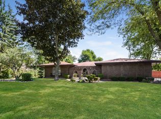 2N685 Wayne Oaks Ln, West Chicago, IL 60185