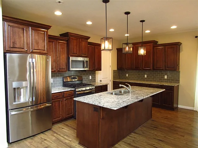 5 bed, 3.5 bath, 3249 sqft, $3,165 — Photo 2
