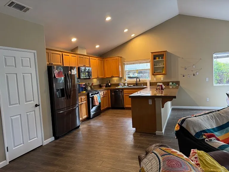541 Fairchild Ln — Photo 3