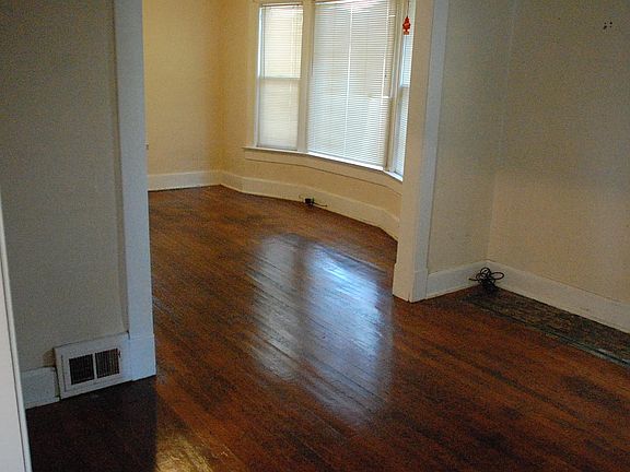 3rd image of 3955 Mercier St