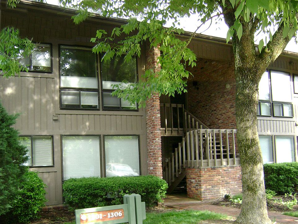 1st image of 1305 Oak Tree Dr