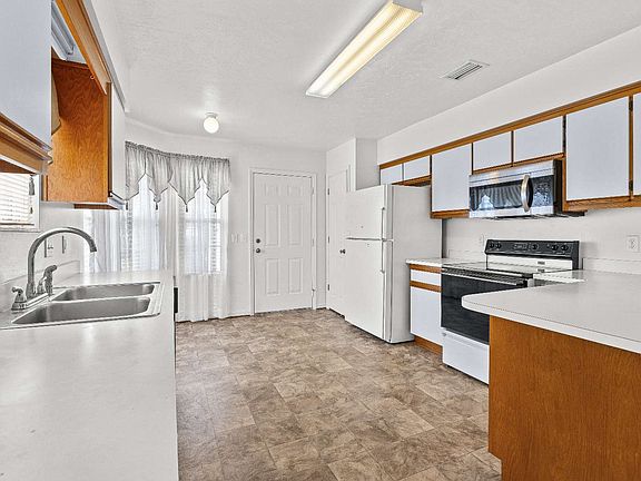 5th image of 225 SE Sable Ln