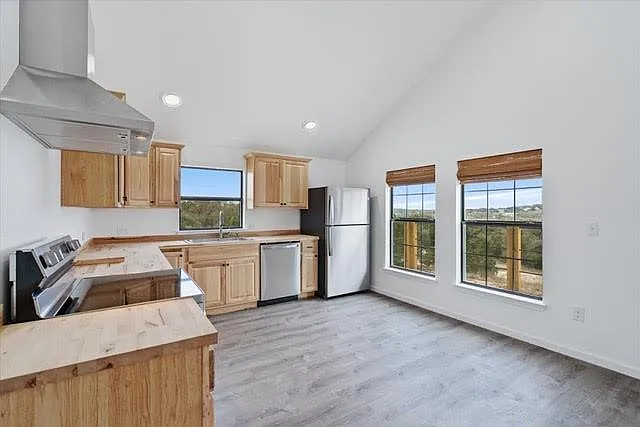 3 bed, 2.0 bath, 1120 sqft, $2,200 — Photo 2