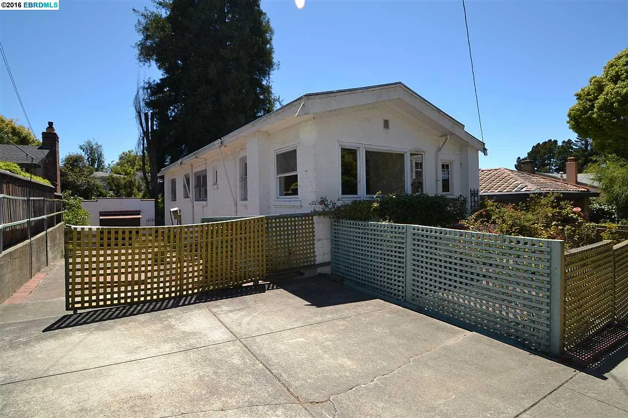 916 Regal Rd photo 1