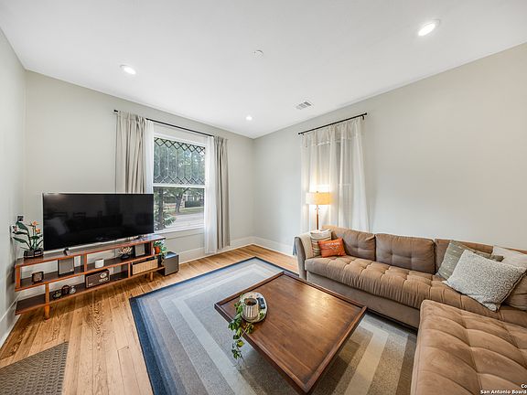 4th image of 509 W Mistletoe Ave