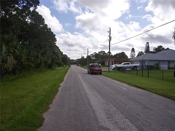5th image of 585 Lomond Dr