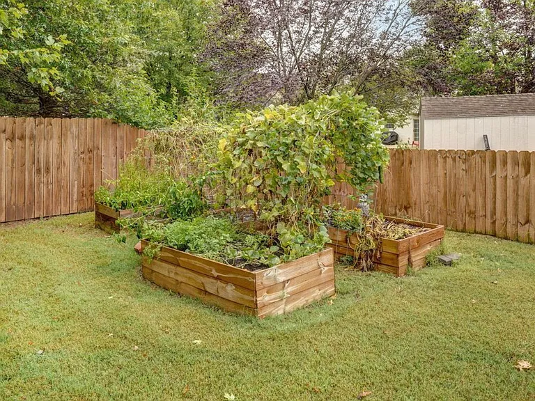 830 E Rachael Dr — Photo 1