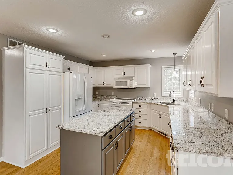 1259 Irvine Dr — Photo 4
