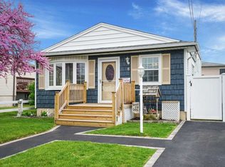 8 Farragut Ave, Lindenhurst, NY 11757