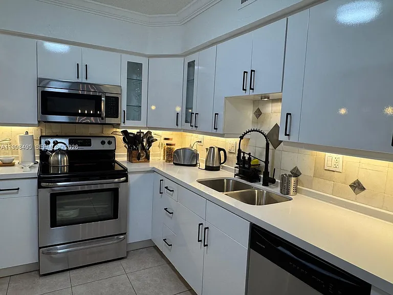 3600 Mystic Pointe Dr #910 — Photo 5