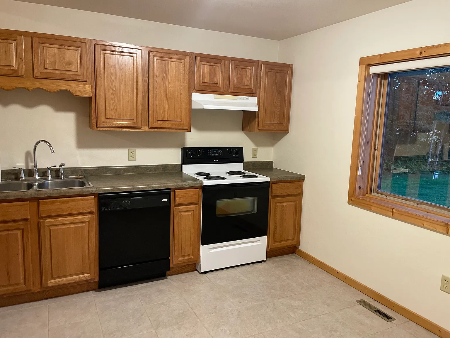 2 bed, 1200 sqft, $1,300 — Photo 2