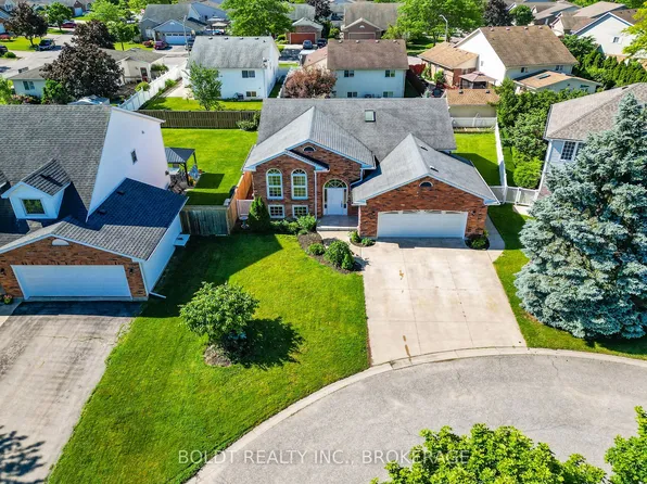 6 Cedar Ct, Saint Catharines, ON L2S 3V1