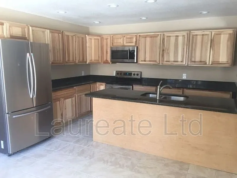 4 bed, 3.0 bath, 2910 sqft, $3,100 — Photo 3