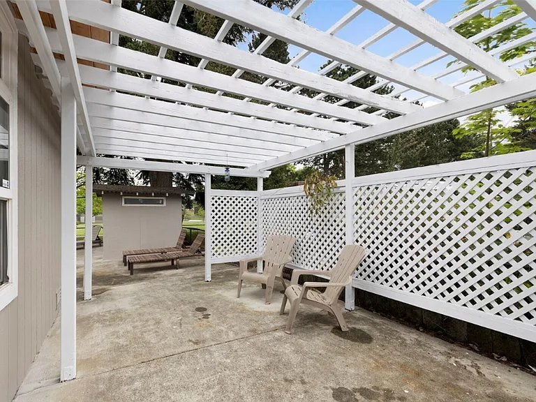 2502 NE 7th St — Photo 16