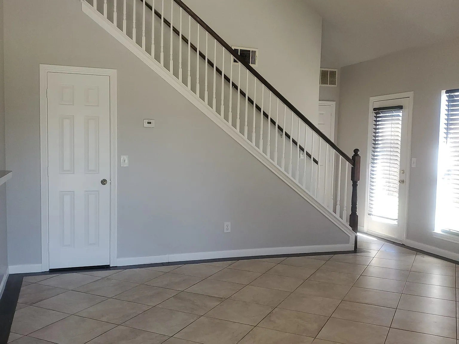 3 bed, 2.5 bath, 1421 sqft, $2,080 — Photo 2