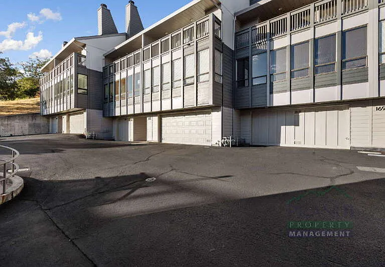 181 Professional Center Pkwy — Photo 31