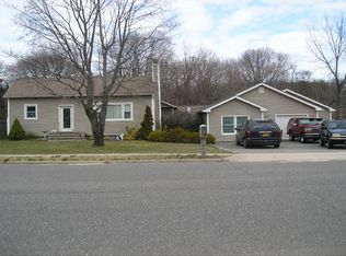 15 Inverness Rd, Holbrook, NY 11741