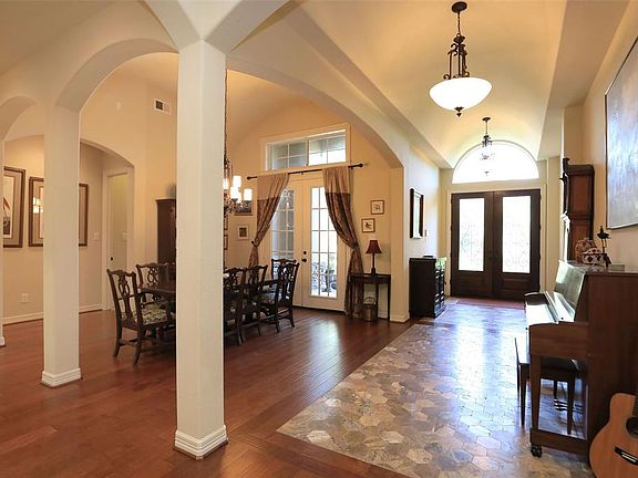 Attention to details..notice the arches that follow the barrel vaulted ceiling. This oversized dining room will be great for family/holiday dinners and the openness of the floorplan lends to a great flow during parties.