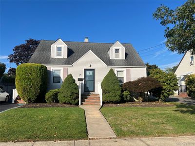 28 Penataquit Avenue, Bay Shore, NY, 11706