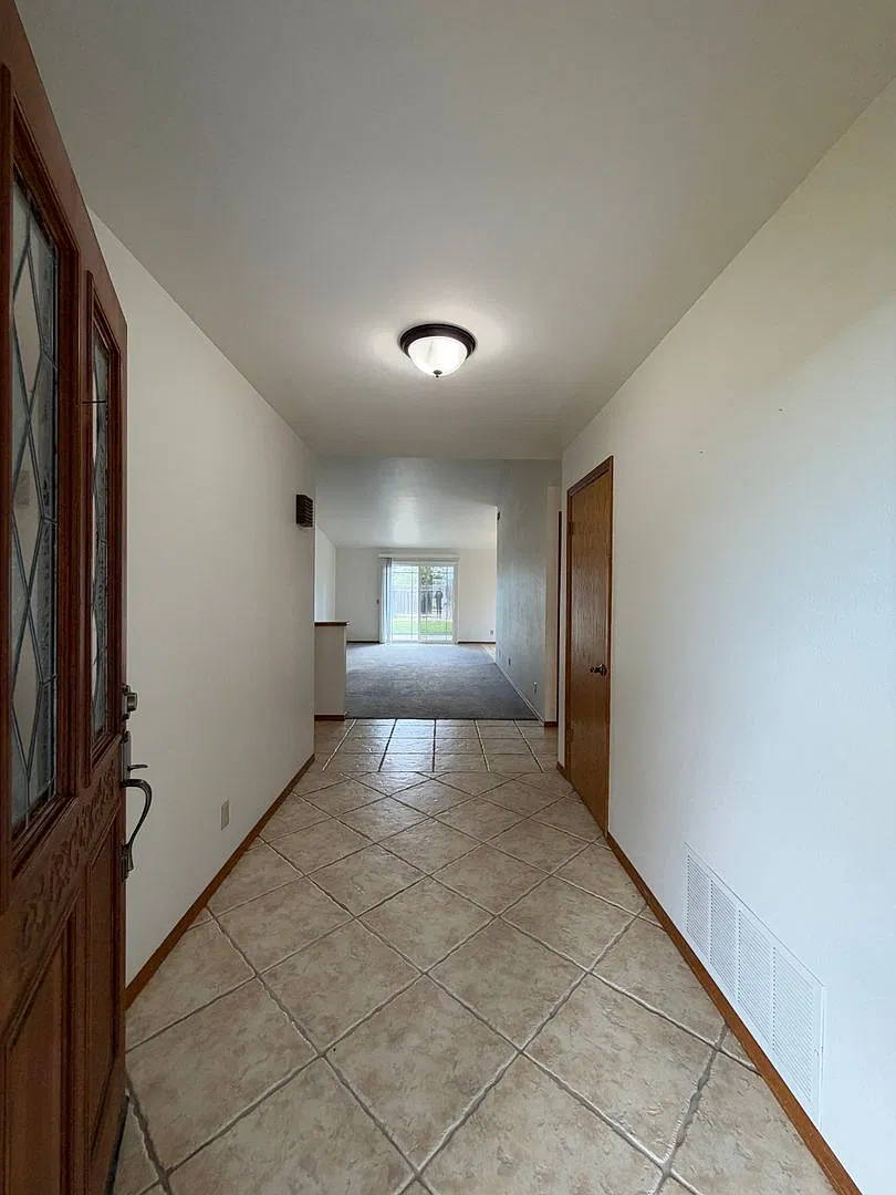 Sunrise Hills Single Story Ranch Style Home — Photo 3