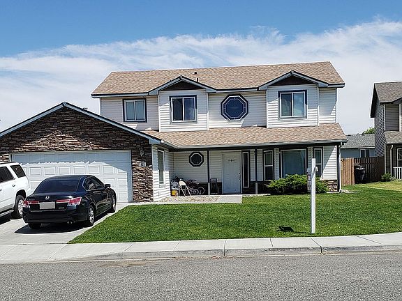 2nd image of 821 N Douglas Ct