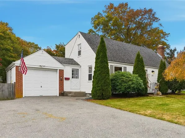 63 Massasoit Dr, Warwick, RI 02888