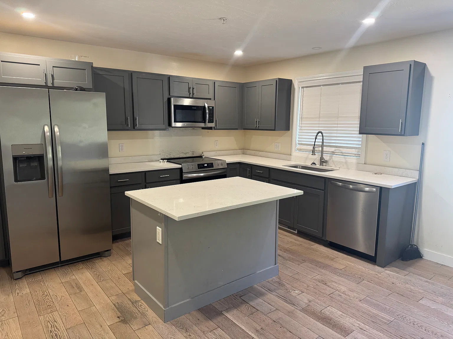 3 bed, $2,550 — Photo 2