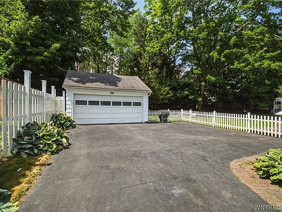 4th image of 209 Arlington Ave