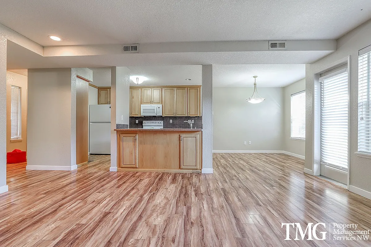 Building Photo - 4701 NE 77th Ave #E-18
