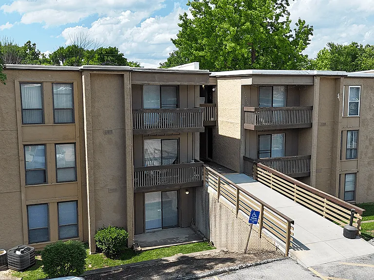 Suson Pines — Photo 32