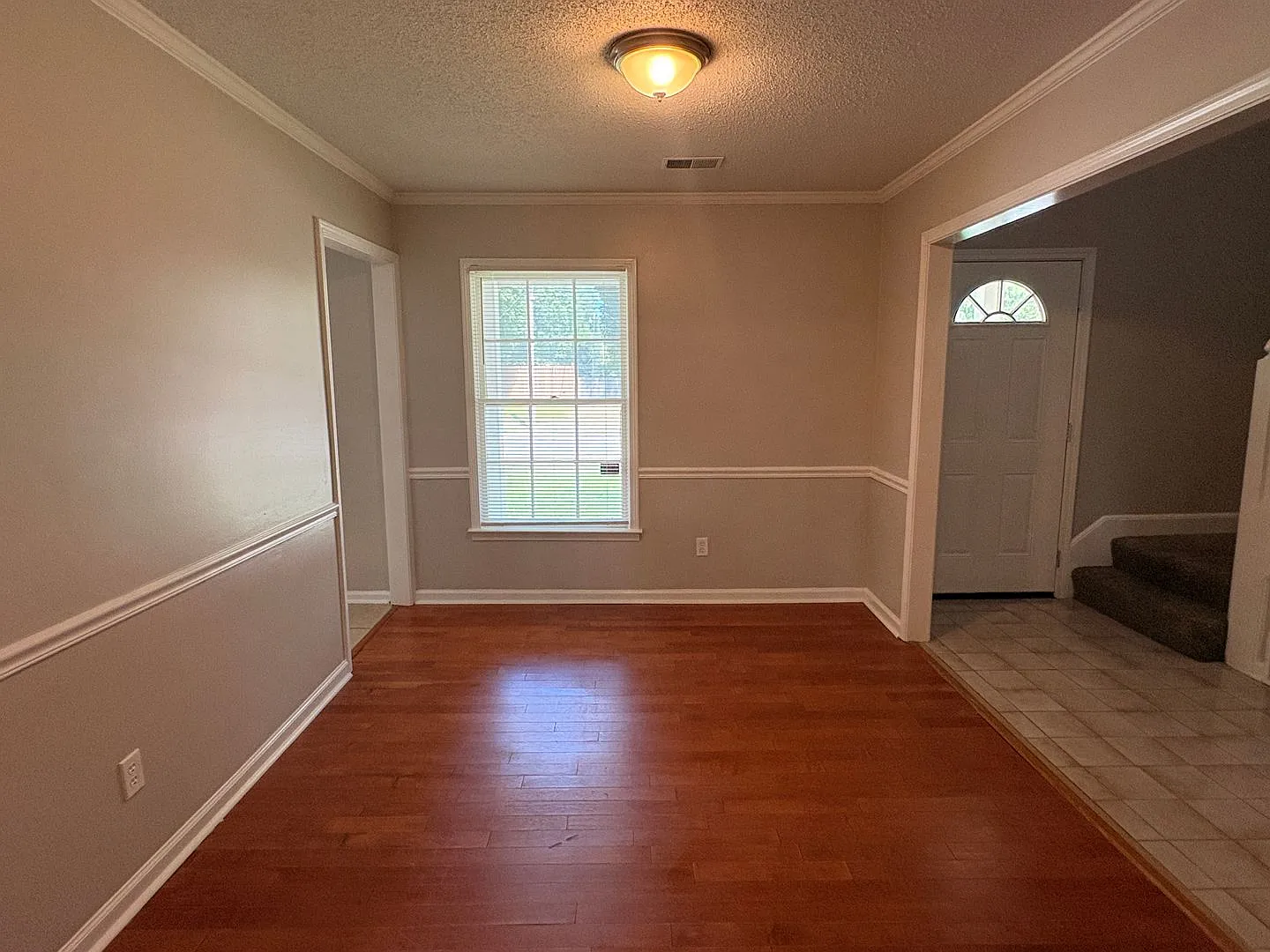 Spacious Home Freshly Painted and New Carpeted! Fully Fenced in Back Yard. — Photo 4