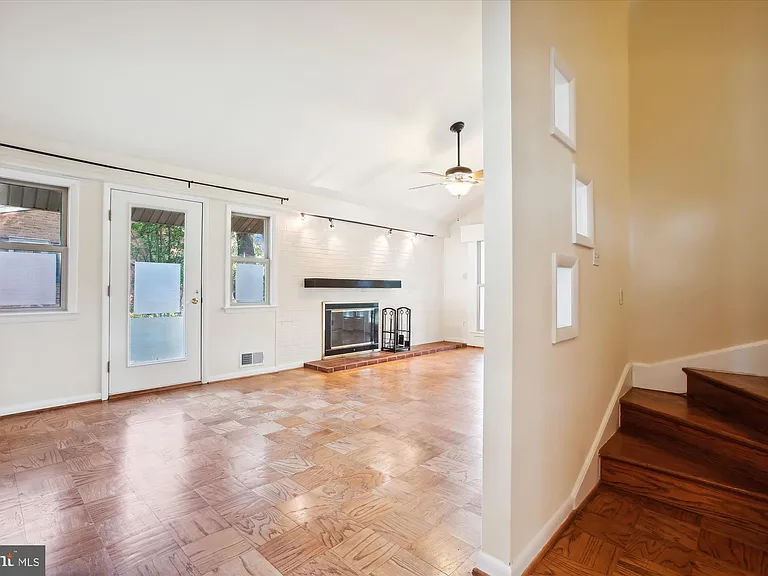 8509 Cyrus Pl — Photo 3