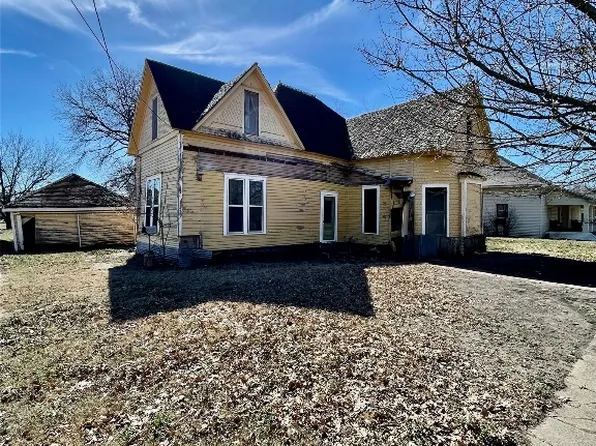 804 Market St E, Honey Grove, TX 75446