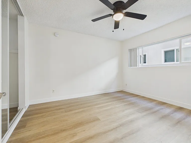Buffalo Sherman Oaks Apartments — Photo 36
