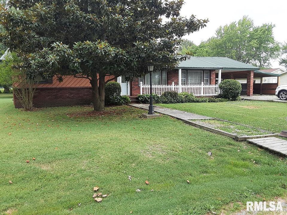 1st image of 104 S Pecan St
