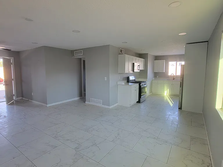 430 Corregidor Ave #B — Photo 6