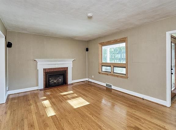 5th image of 7 Lakeview Dr