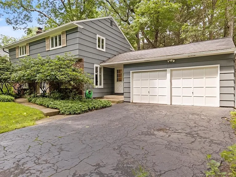 485 Oakridge Dr — Photo 3